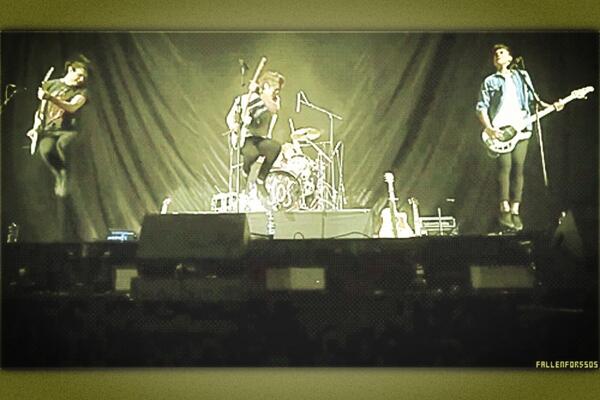 Luke5SOS's tweet photo. Ashton you never jump with us :( haha @ashton5sos http://t.co/WpLF8hTXwu