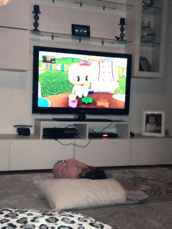 burcusezer4's tweet photo. Aksam aksam Kizimin playstation'dan pepee keyfi http://t.co/LaYzt6E9de