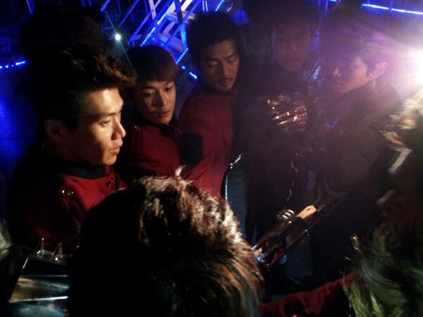 0430yes's tweet photo. 무대오르기 직전 ... 남용신의 한마디... 모두가 파이팅 외치는 순간 @.@ http://t.co/I5mUUKCmjg