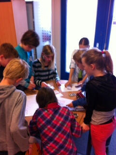 directiePiusX10's tweet photo. Groep 8 en the Bankbattle; welke bs. ploeg weet het snelst samen te werken en alle juiste antwoorden door te mailen. http://t.co/ARXpxtpQlG