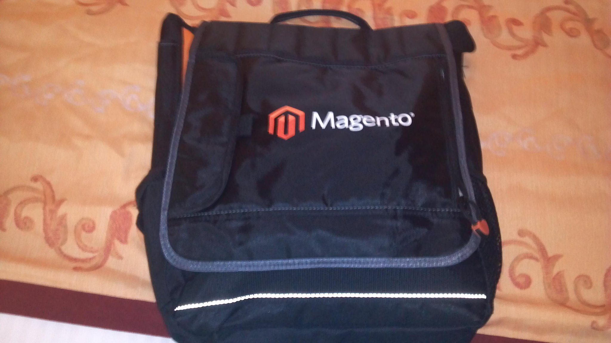 MSpinosa: Gorgeous bags from #magentoimagine. I have two for @colinodell and @pauljessup http://t.co/foLasAXBfm