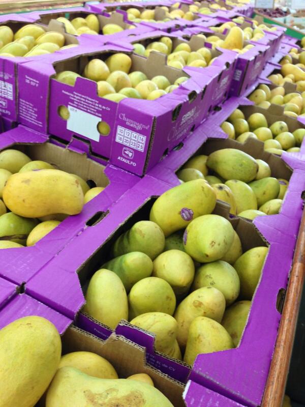 LeoForneasCooks's tweet photo. Champagne time...Mangoes that is... @SylvaSenat @antmendo @joebuonadonna #mangoes http://t.co/iy3yJs1TXc