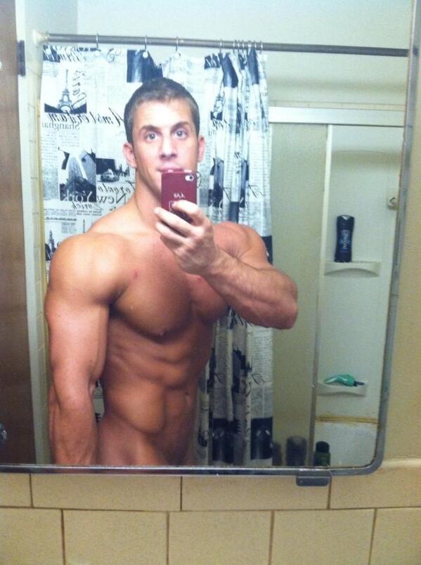 BradAdonis's tweet photo. About to head to the gym and then hopefully get a few more pics! This one was a hit on FB. Enjoy! http://t.co/YEM8cwEaBX