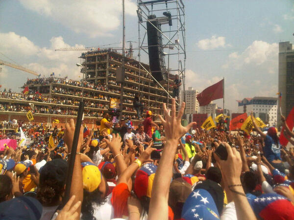 ertrillos's tweet photo. Se quedo pequeña la bolivar ayer http://t.co/rmTkcKTVnA