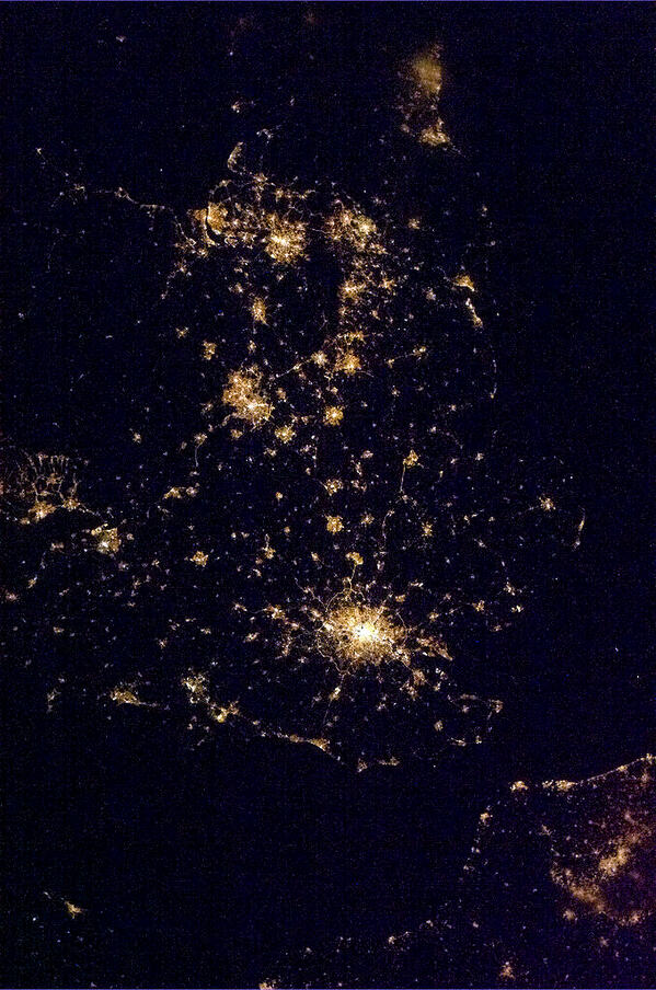 Cmdr_Hadfield's tweet photo. Tonight's Finale: Night wide angle from London to Newcastle to Wales. Sure can see where we choose to live. http://t.co/dUmLQyOwE6