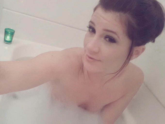 I'm taking a bubble bath.... logging on to http://t.co/INmpyUehnK now, join me for a shave show! #Legs<a href="/tag/legs"class="tags"><span>#legs</span></a><a href="/tag/pussy"class="tags"><span>#pussy</span></a>
