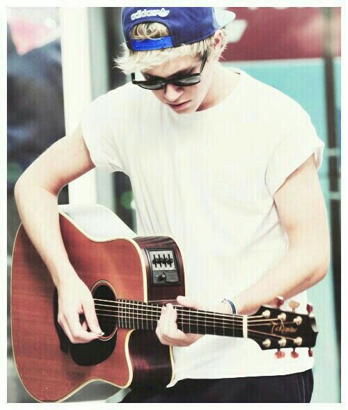 awkwarddiana's tweet photo. Dude, really why do you have to be so attractive? @NiallOfficial http://t.co/f3KGNv9Cil