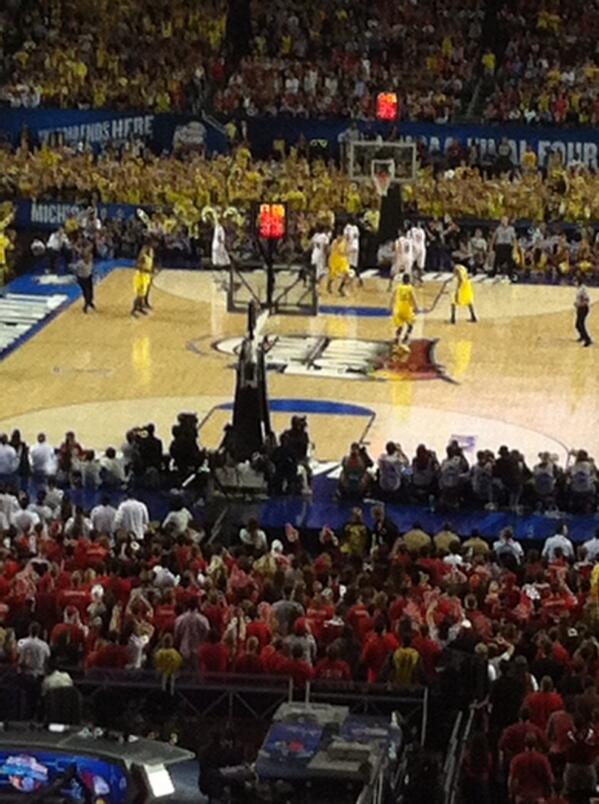 This is a GREAT hoop atmosphere #finalfour