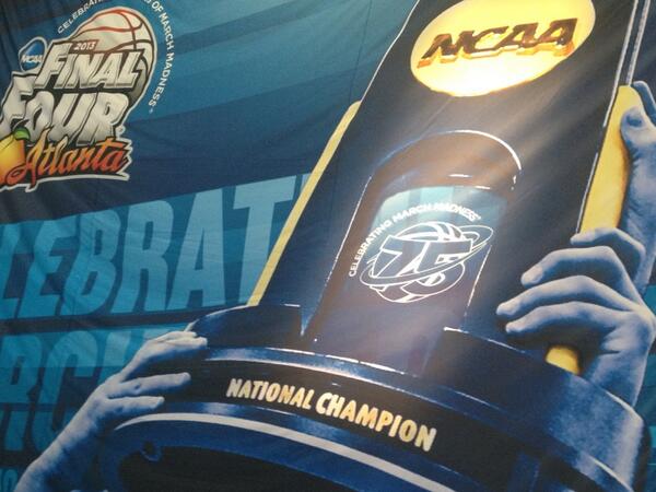 ULFlyingCard's tweet image. Which team will be standing here in just a few more minutes?! #L1C4 #WinForWare