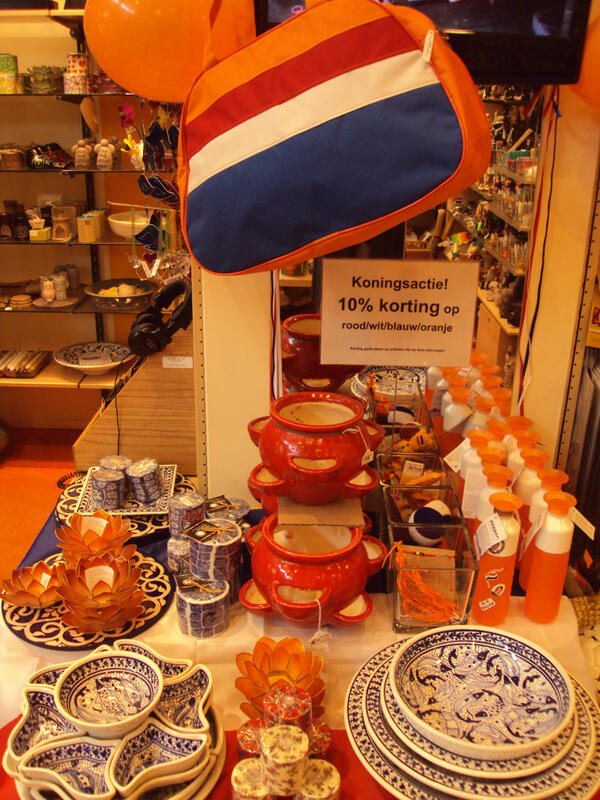 April, koningsmaand; Nu 10% korting op alle rood/wit/blauw/oranje artikelen op de feesttafel in de winkel!