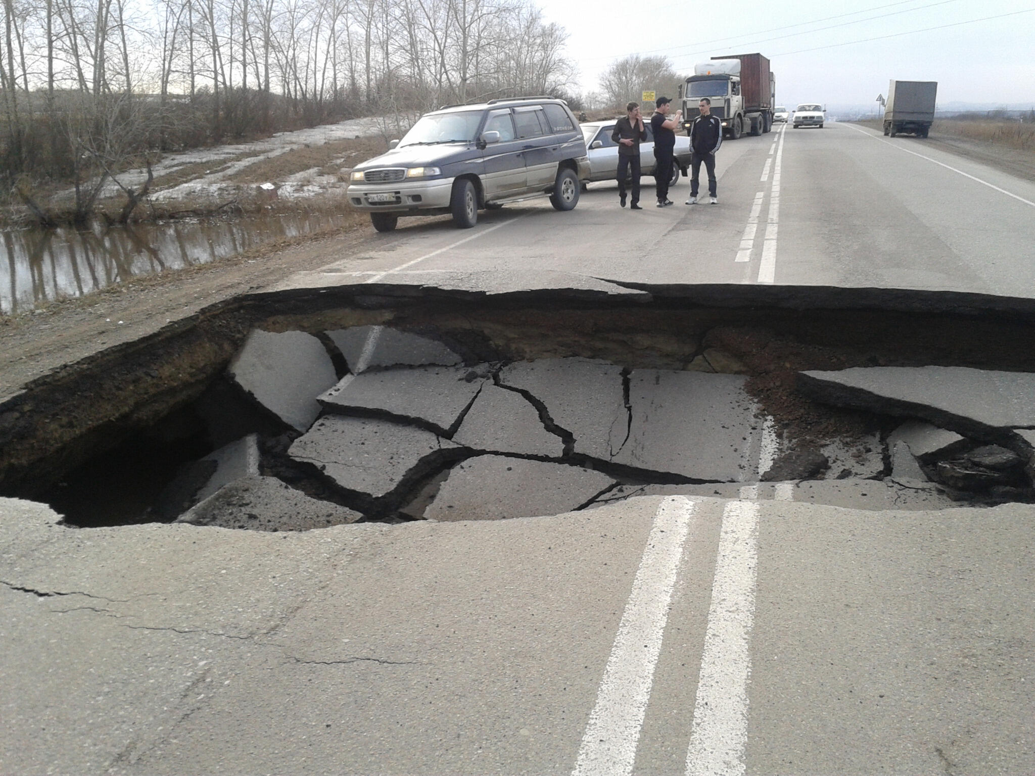 фото сломанной дороги