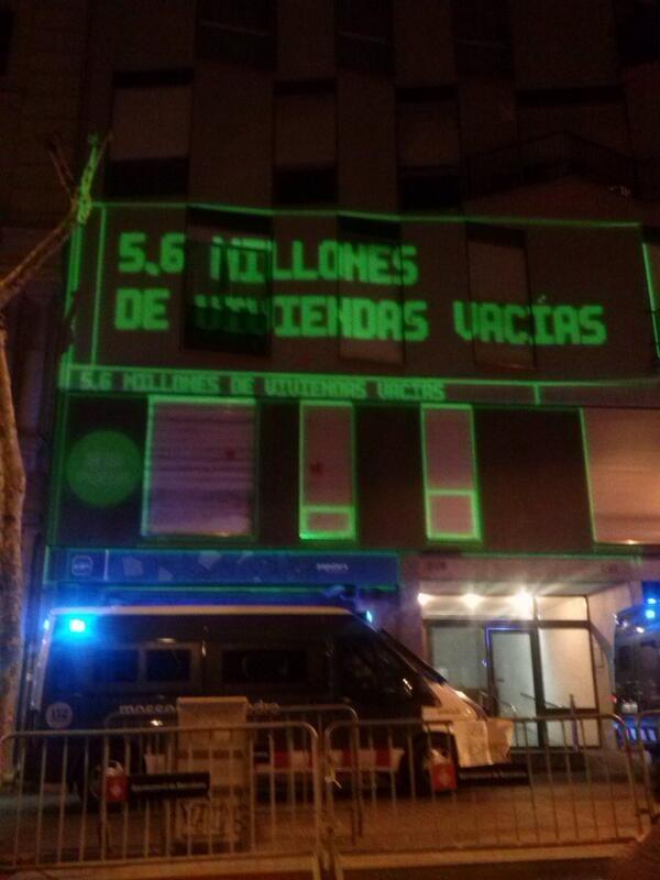 16/4/2013 Barcelona, 21,35h Video Escrache en fachada sede del PP 
#PPdesahuciaILP