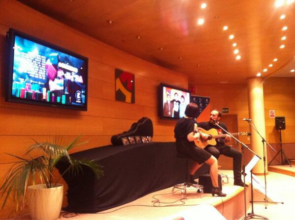 jamalomi's tweet photo. En la presentación del doble CD en mp3 de Comunidad Sonora. Mas de 10 horas de música aragonesa http://t.co/2H9eES22J1
