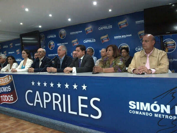 partidoUNT's tweet photo. El @ComandoSB Metropolitano, convoca concentración, mañana 10am en Plaza Venezuela para acompañar a @hcapriles #CNE http://t.co/hpsyYXK5zC