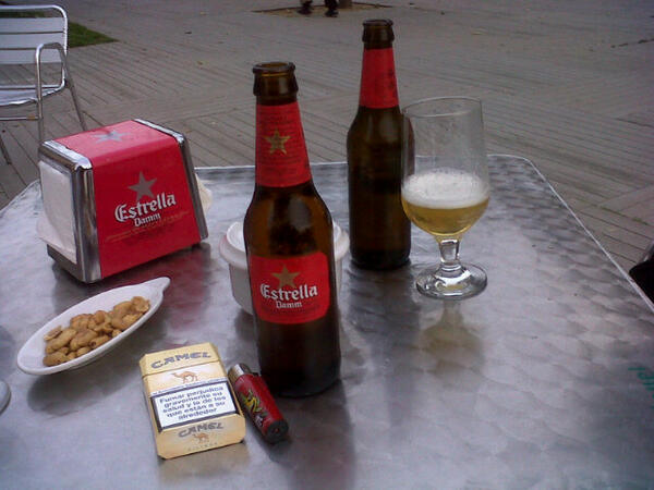 suuus89's tweet photo. Terrasseta després de classe amb el ros! #primavera #BonaCompanyia http://t.co/z18GDsGRAt