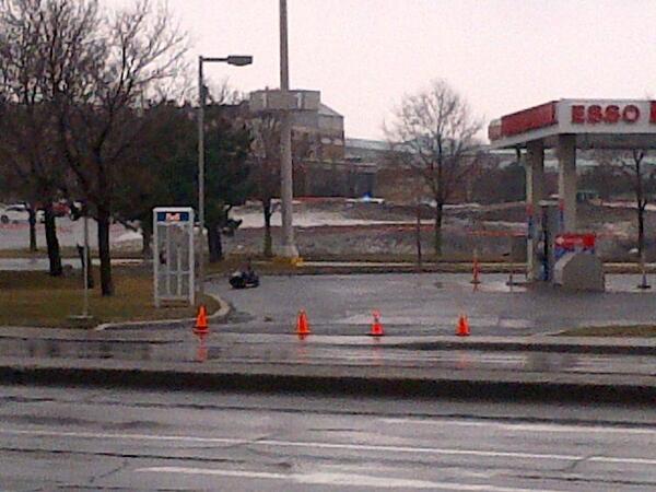 Bomb squad robot now dragging suspicious package away from gas pumps near Fairview in Pt. Claire. Avoid area. #CJAD
