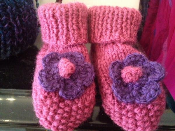 TrulyIrishCraft's tweet photo. Hey everyone have a look at these cute little booties for 0-3 month baby. http://t.co/ZhW3PSRoE6