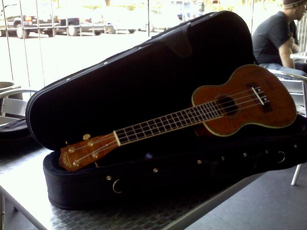 KnowCares's tweet photo. My new baby #uketime #easyjams serenading people just got easier http://t.co/v0moIbmHEp