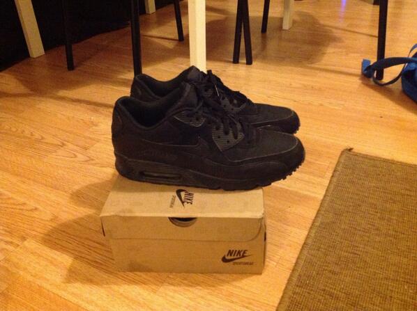 TopBoyMc's tweet photo. My Nike Air Max 90s .Looking Sexy nd Mad http://t.co/u0HqlQElYe