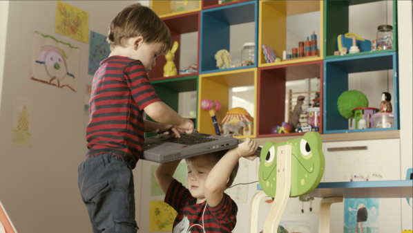 intel's tweet photo. Old laptop, you belong in the playroom now. http://t.co/fCUM6Pc3lE #Ultrabook http://t.co/KA1cbtnaZp