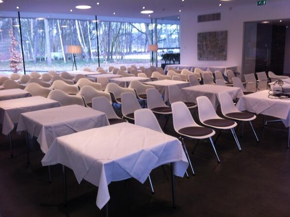FacultyClubTiU's tweet photo. Blijf me verbazen over de verschillende opstellingen! Drukkedagmorgen http://t.co/XJR8hr70Eu