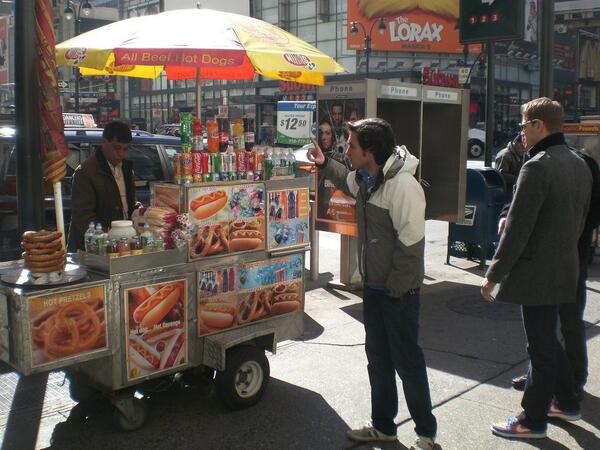Pachecadas's tweet photo. Fingir que pides un perrito para que te hagan una foto. #PostureoEEUU al más puro estilo @JCROA7, de NY de siempre. http://t.co/jxGaNynZ5x