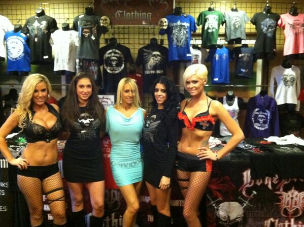 Mid day eye candy for all my guys out there!!!! Muah!