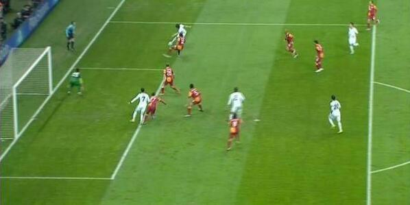 Llourinho's tweet photo. En nuestro gol también me pilla lejos y no veo nada. Muy muy lejos. http://t.co/VX0z5K747T
