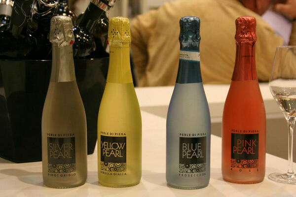 lawrencecozz's tweet photo. #pieramartellozzo #vinitaly #vindulge semplicemente spumanti , simply sparkling wonderful #colours #IALFVG http://t.co/calajH6822