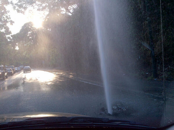 elfarfullo's tweet image. Via el centro comercial vizcaya! Tremendo bote de agua!! Y los alcaldes en campaña.