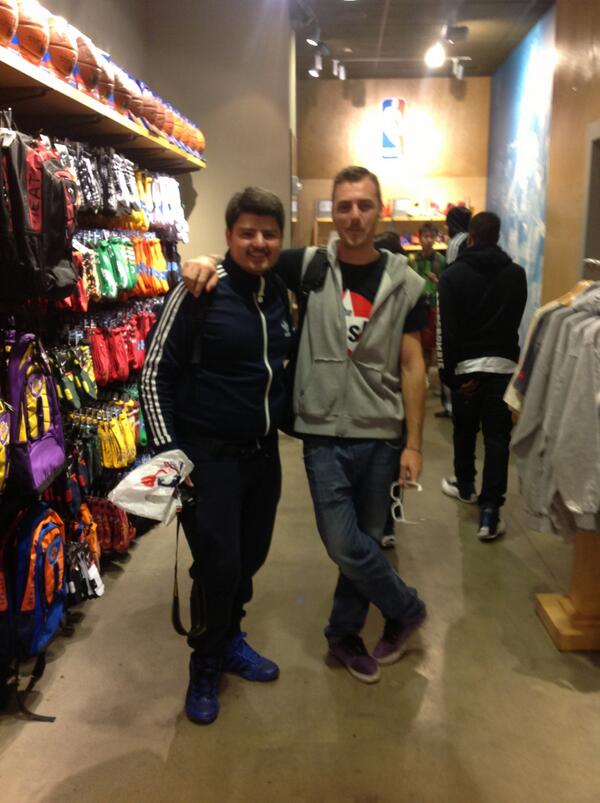 matteoamos's tweet image. Nyc abitanti 8 175 133,
Nba store,5th avenue,sento "toricozza?"
Boh non ci credo..Mi giro,ciao sono @Rodnik17 #2kcrew