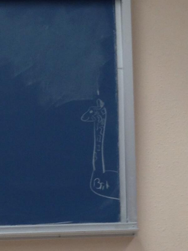 az_12___'s tweet image. Alguien dibujo una girafa en mi clase de señales en COBA #classfun