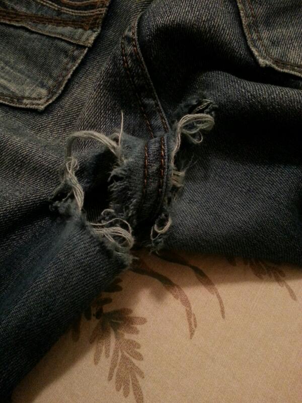 amansingh531's tweet image. When your legs get so big that when you squat you rip your pants #bigguyproblems