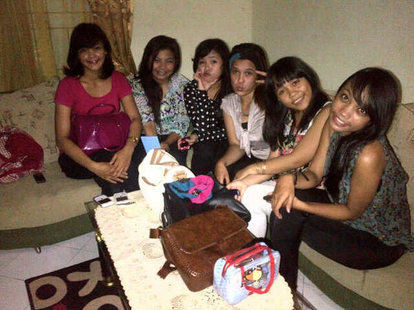 DesieeV's tweet photo. Arisan wkwkwkkwkwk http://t.co/B2GHnPkonY