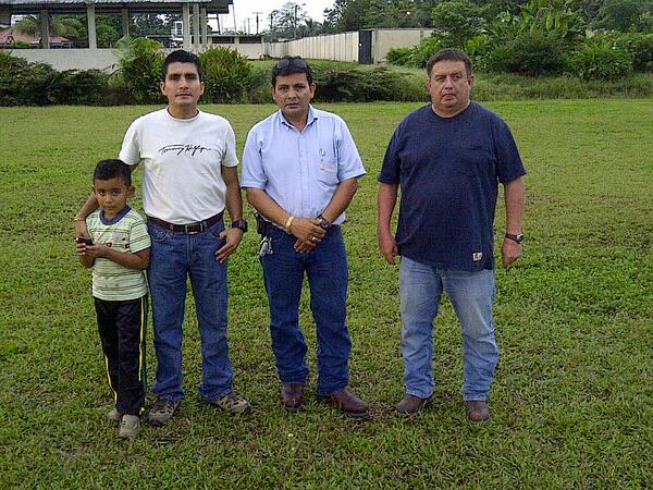 AnacondaFC's tweet photo. Freddy Salazar (presidente), José Vega (vice presidente) y Ángel Torres (gerente del club), en la práctica. http://t.co/WiGYDIThNW