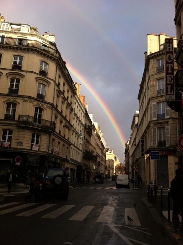 camillechamoux's tweet photo. Paris république 9 avril, 19h45. Quelquechose va bien finir par arriver. http://t.co/FT2ssHxGrS