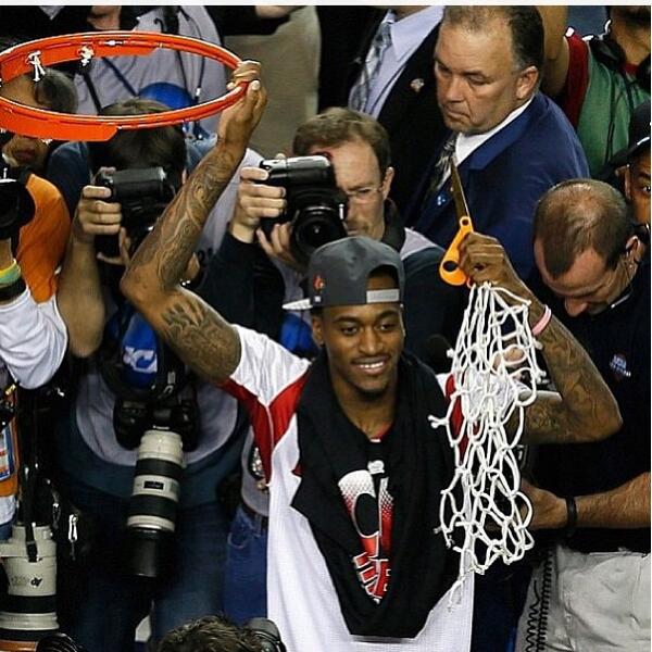 ncaabasketball3's tweet photo. @_billionairebev cutting down the net, that was lowered so he could cut the entire net off #nationalchampions http://t.co/b8dwkBRgzJ