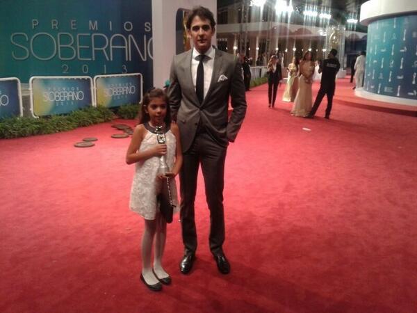 MarielaEnca's tweet photo. Gracias @FrancisEnc y #EmmaIsabela por disfrutar esta noche de #PremiosSoberano2013 por mi http://t.co/iCAK6OhW6p