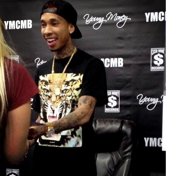 FuckBullshit_11's tweet photo. @Tyga <33
Today at Best Buy ^~^ 
#FavoriteRapper (': http://t.co/nm42pmbBWo