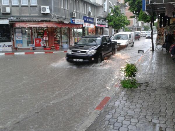 TuranTOPAL's tweet photo. Ceyhanda alt yapı sıfır maalesef çarşı sular altında...@necdetunuvar @Alemdarozturk  @aydemir30 @SELCUKOZTURK01 http://t.co/Ri5elBlgTH