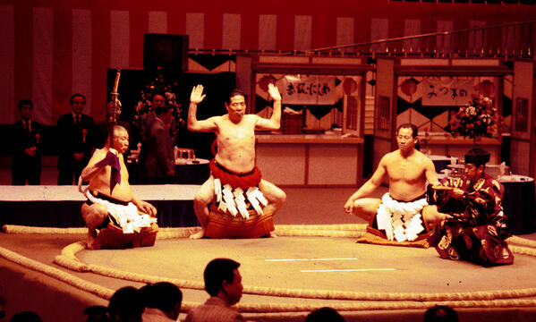 還暦土俵入り4＞31年の時を経て、44代横綱栃錦（年寄春日野）が昭和60