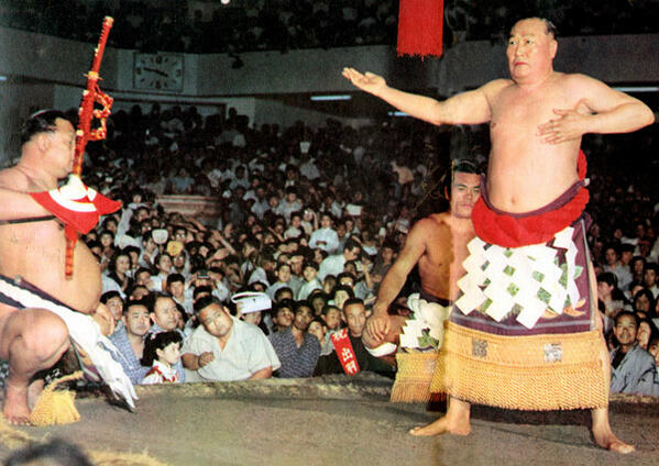 還暦土俵入り3＞31代横綱常ノ花（年寄出羽海）が、昭和31年に蔵前国技