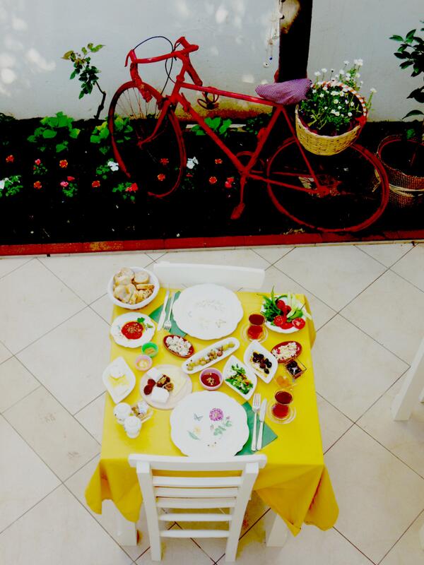 Sabah güzel, ada güzel! Gün de güzel olsun herkes için...