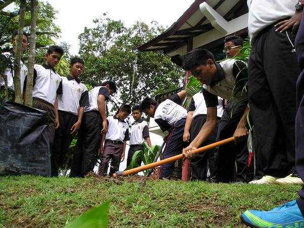 penjaramalaysia's tweet photo. "RT @iz_ney: Hari ini, Kempen tanam pokok bersama Skuad Muda KDN (MRSM) fasa 2 http://t.co/EGVrilPvi4"
