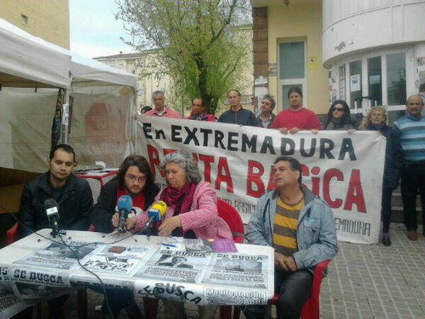 AcampadaAlmendr's tweet photo. Rueda de prensa junto a @Acampada_RB_Mer @AcampadaBadajoz y @protestaplasen http://t.co/uOUgb20bP0