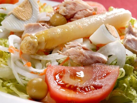 Ya está cerca el verano...¡y nosotros sin empezar la operación bikini! ¿Nos ponemos manos a la obra con una ensalada?