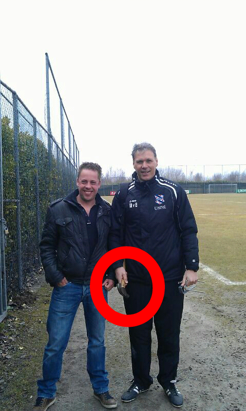 sta_m_tafel's tweet photo. RT @AD_nl; van basten gaat opdringerige fan met hamer te lijf. Hier een foto vlak voor het incident. #stamtafel http://t.co/wYqrSW1DPV
