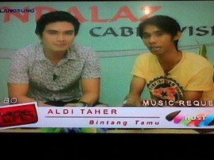 Andalaz_Channel's tweet photo. Live >> Bincang Artis @ andalaz channel with @alditaher_indo 'n @Reno_Apro http://t.co/Hzl9F4pXi6