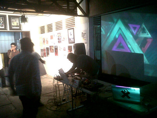 SNDKTCUCIOTAK's tweet photo. pameran poster hari ini asik!!! terimakasih teman2 yang sudah mendukung!! keep rawwrk!!  http://t.co/2BMBOGnath"