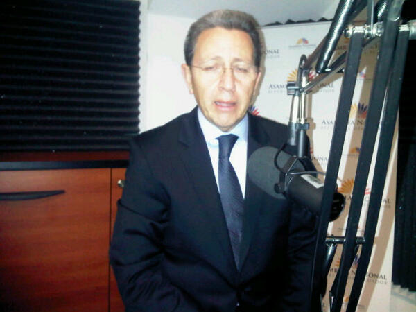 mesa_ocho's tweet photo. En este momento Jorge Montaño  habla sobre la reforma a la ley. Asuntos como orden de apellidos, datos de la cédula. http://t.co/VvVAa0ZHWw